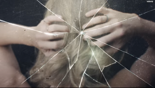 Illustration for article titled Is Taylor Swift Trying to Kill People With Mirrors? An Investigation